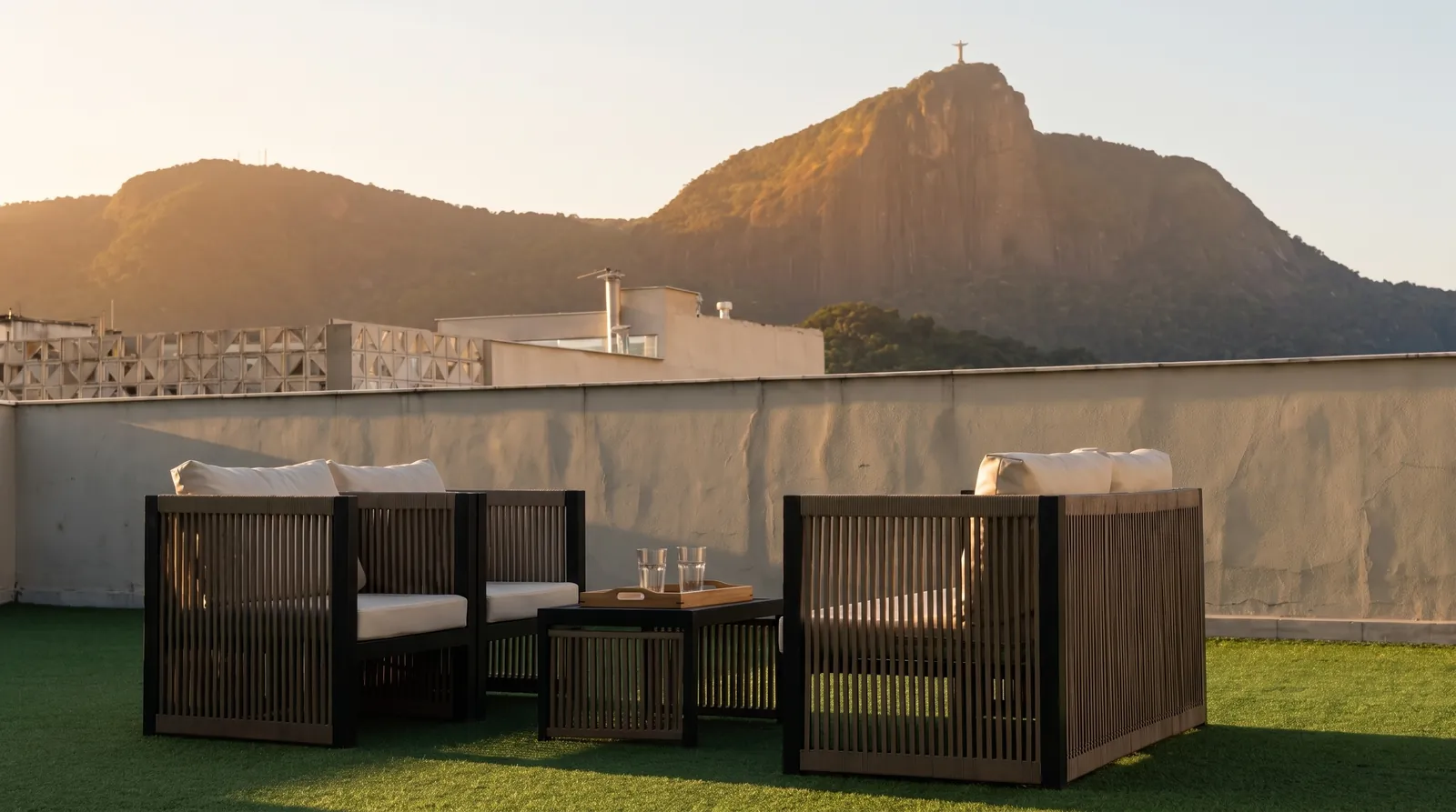 O Cristo Redentor visto do terraço no fim da tarde, em Ipanema