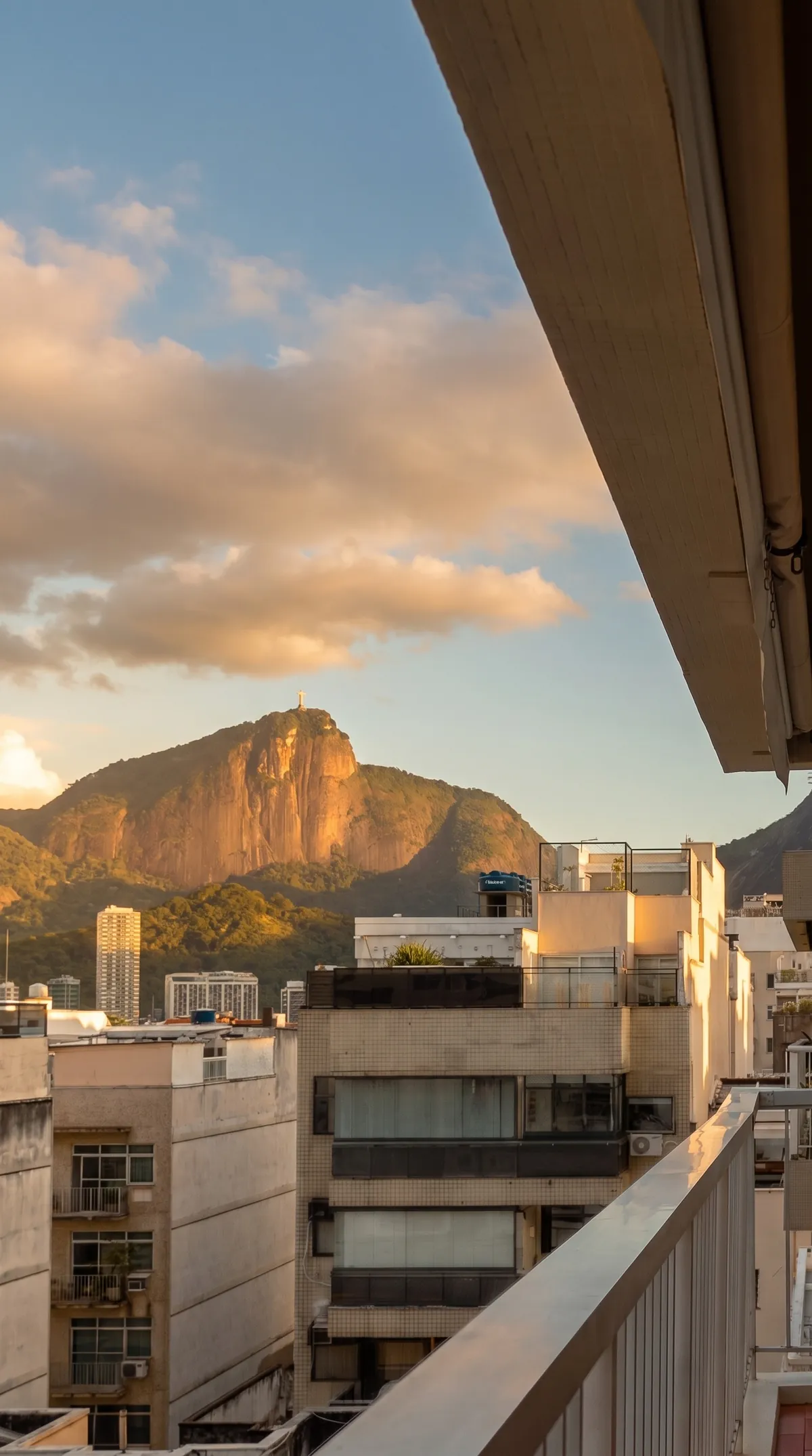 O Corcovado visto da varanda do apartamento, no fim da tarde