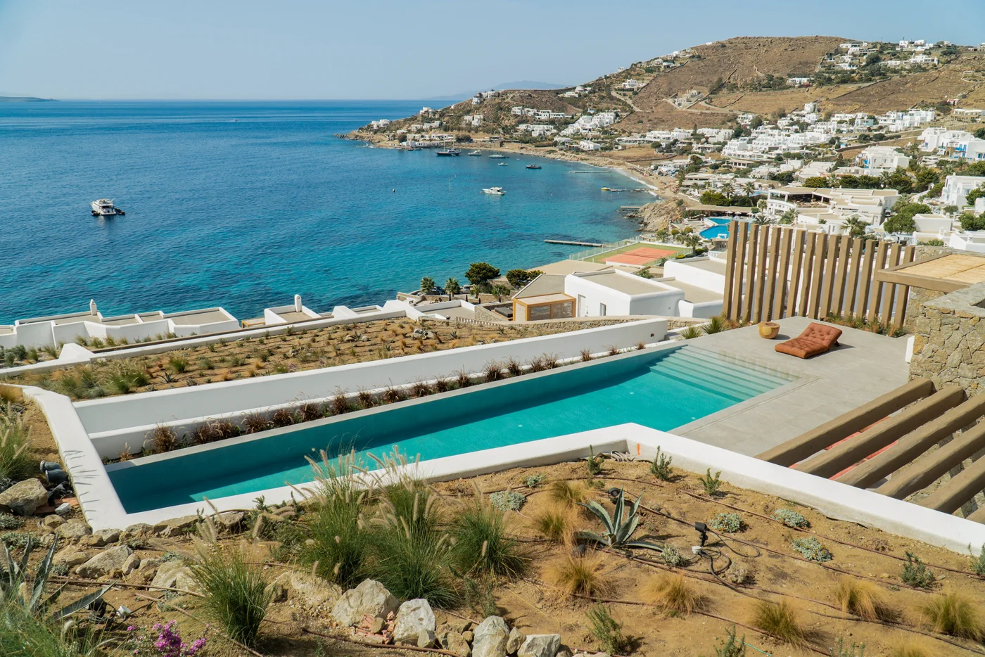 Piscina da Voyage Villas Mykonos sobre a baía de Agios Ioannis