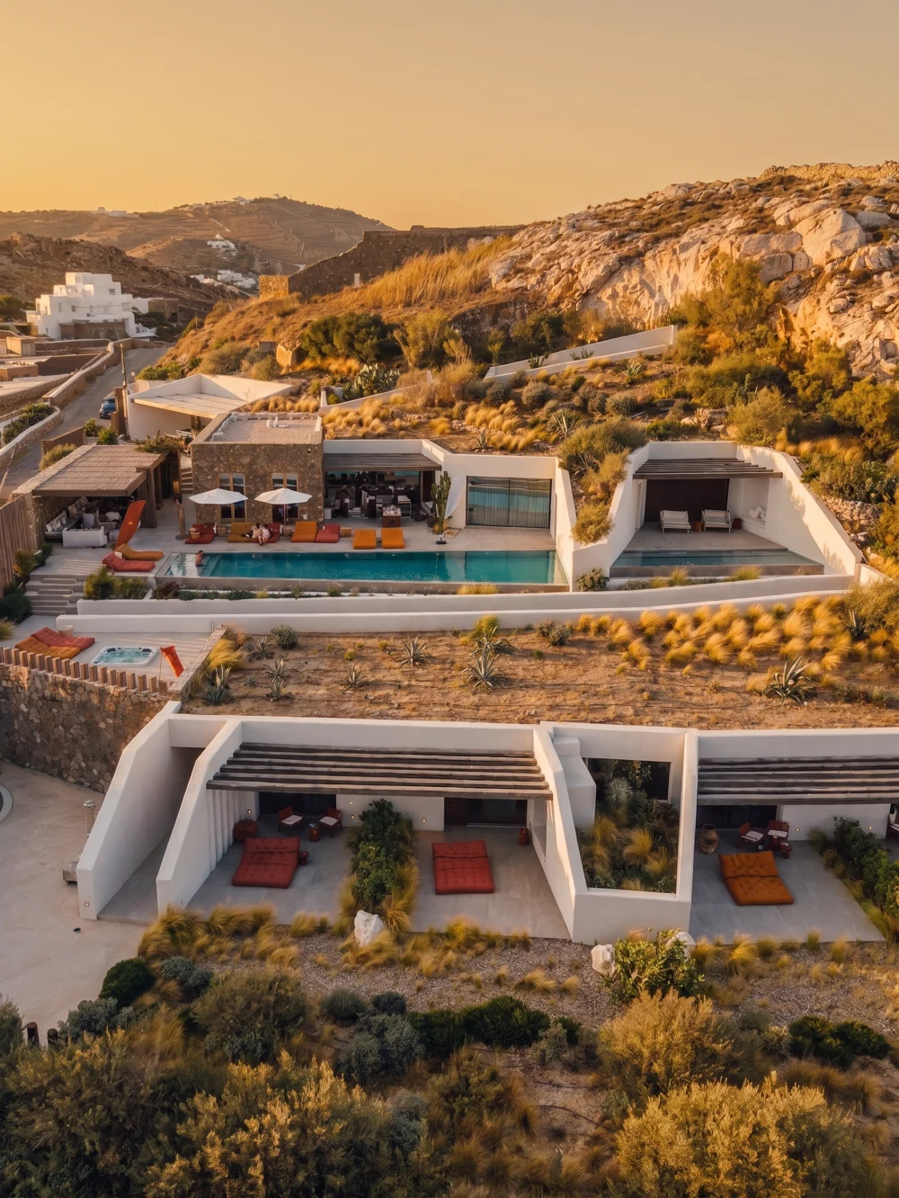 A casa vista de cima ao fim da tarde, com a piscina e os terraços
