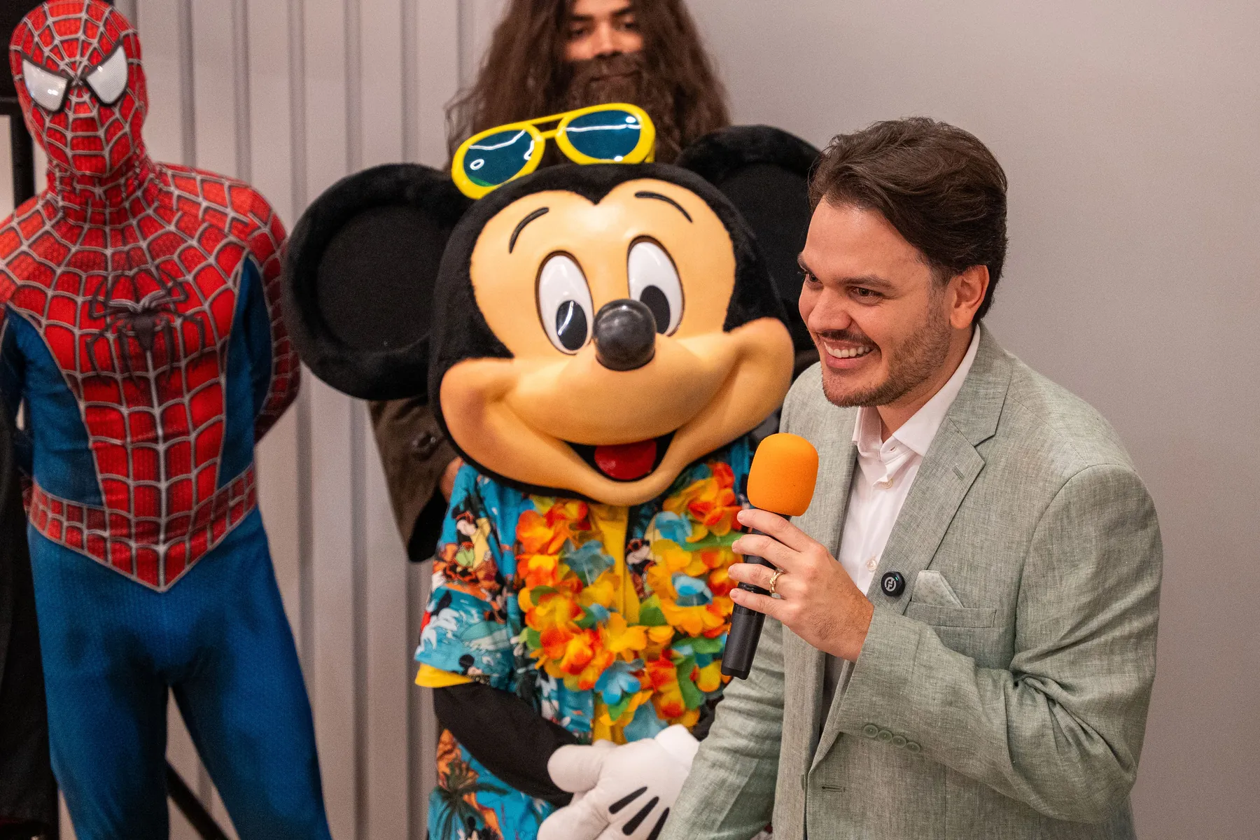 André Herdy apresenta a Voyage Grand Villa ao lado dos personagens