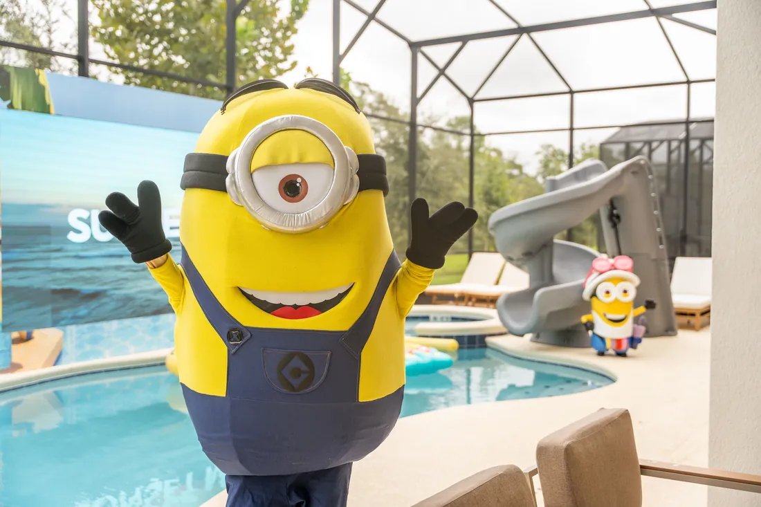 Personagem na área da piscina