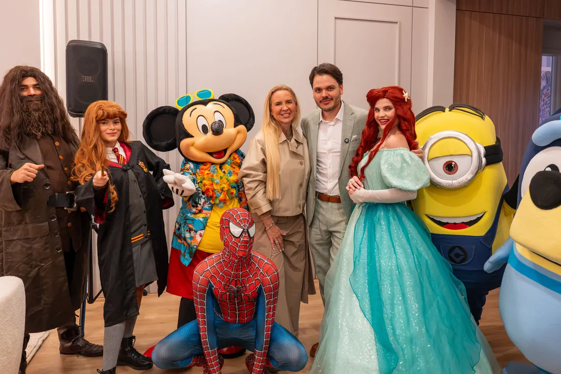 André Herdy com os personagens e convidadas no lançamento da Voyage Grand Villa