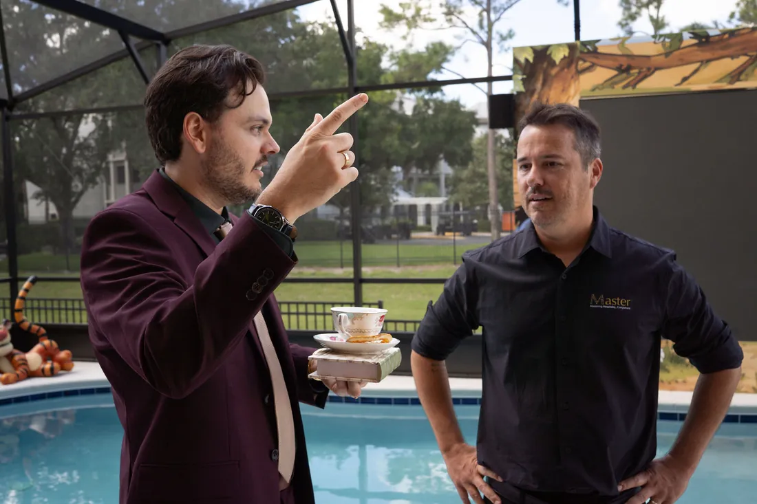 André Herdy recebe convidados na área da piscina