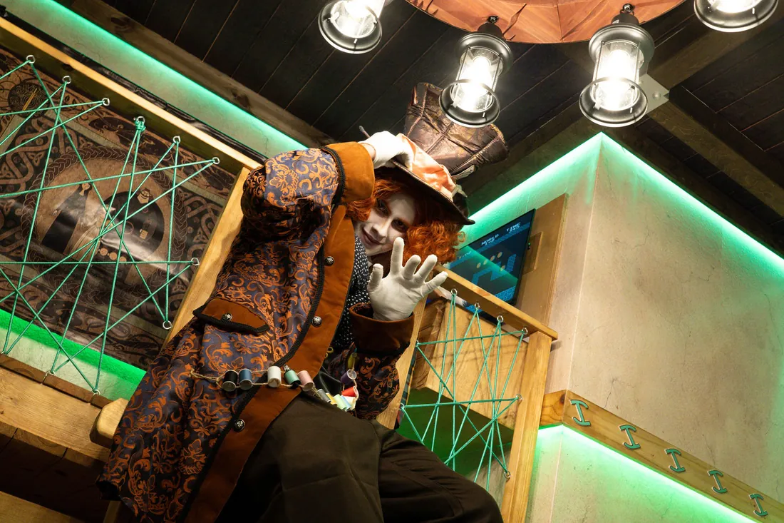 Personagem na escada do loft