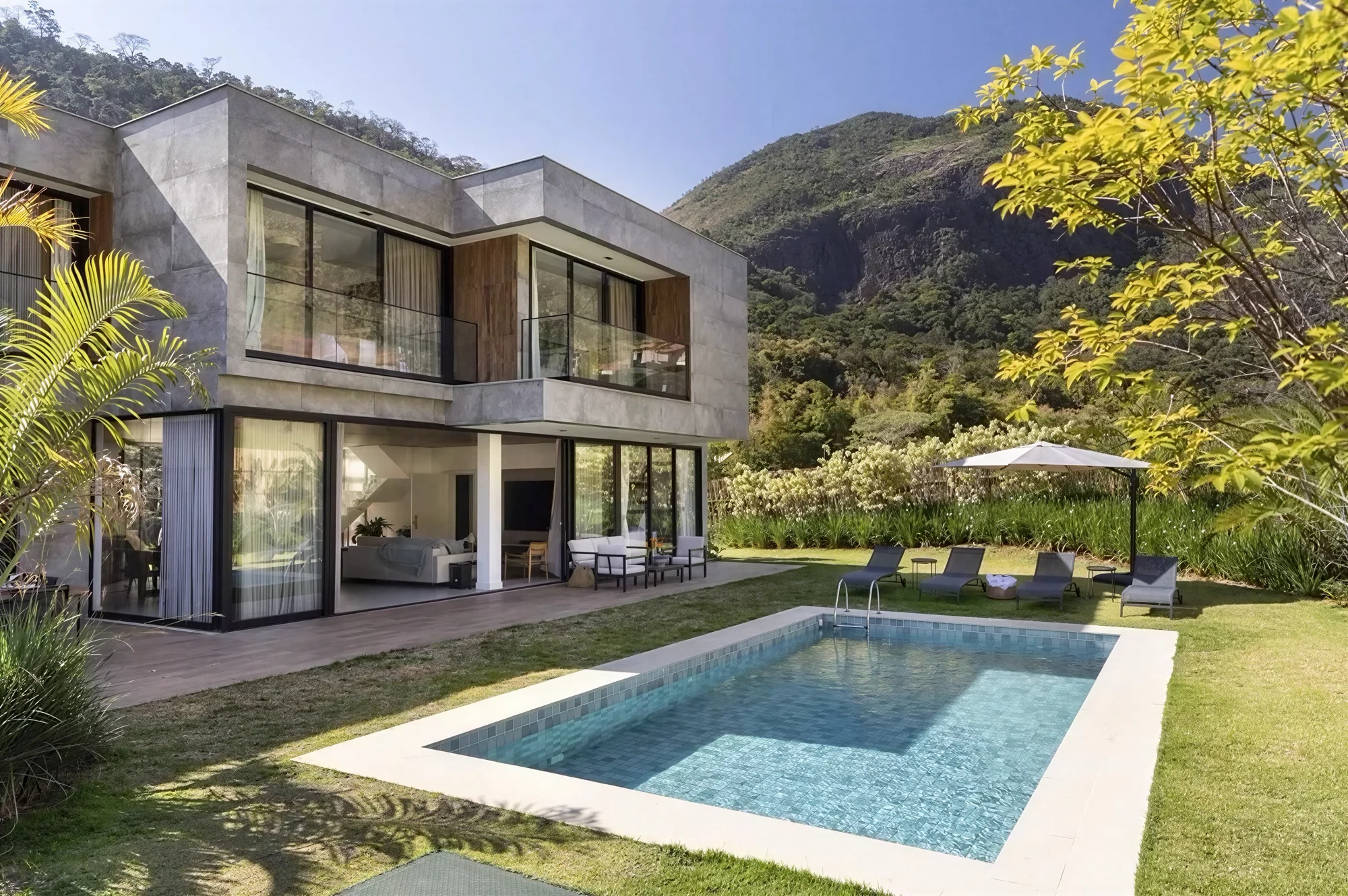 Casa Voyage Villas em Petrópolis, com piscina e a serra ao fundo