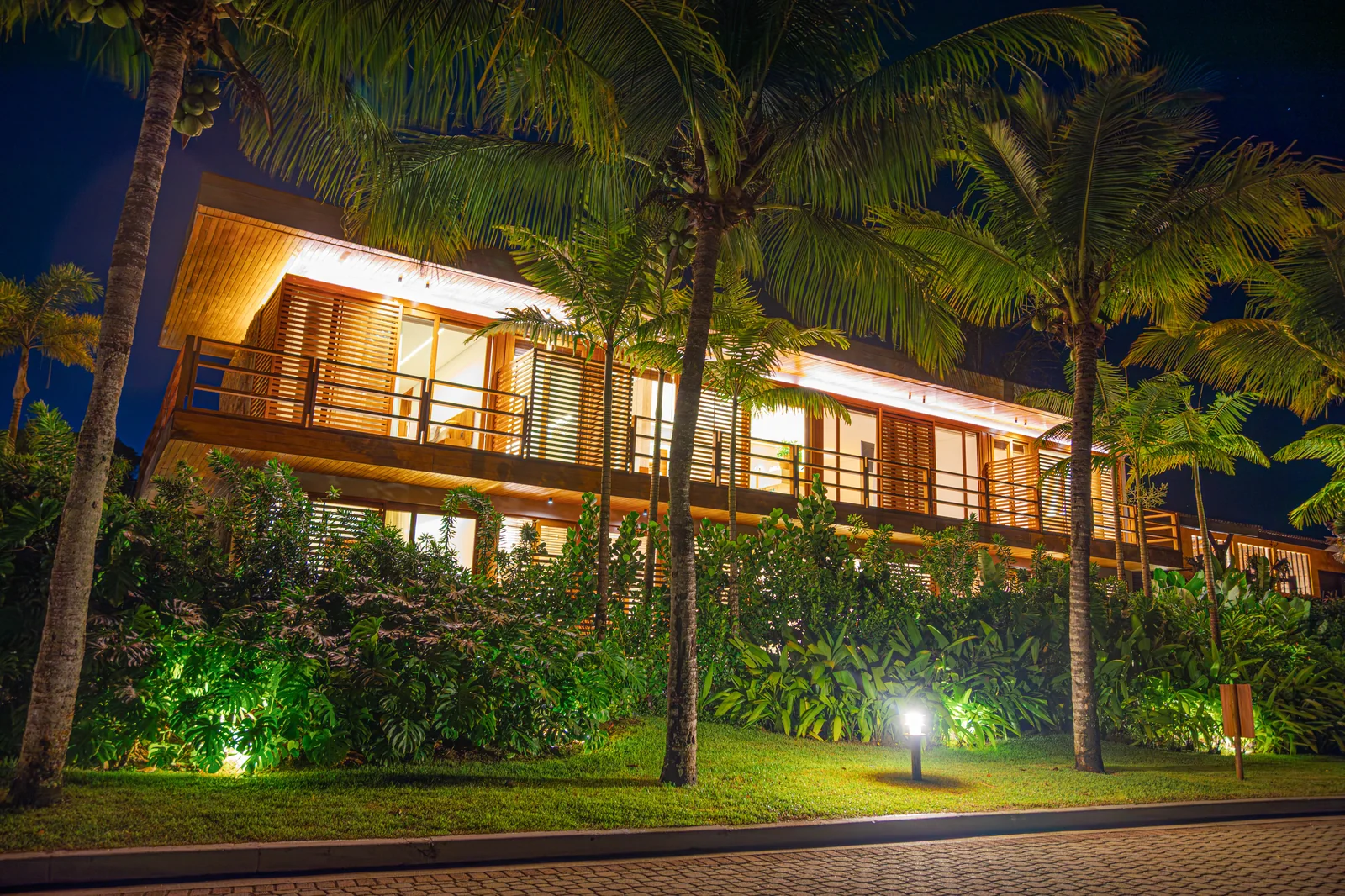 Fachada da villa Voyage Villas em Trancoso à noite
